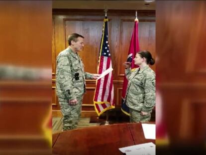 Una militar estadounidense con el títere de un dinosaurio en la mano. En vídeo, el juramento subido a redes sociales.