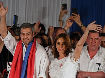 Mario Abdo celebra frente a la sede del partido Colorado en Asunción su triunfo en las elecciones presidenciales.