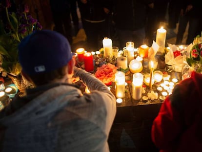 Velas en honor a los fallecidos en el atropello. En vídeo, el minuto de silencio del Parlamento canadiense por las 10 víctimas del atropello masivo de Toronto.