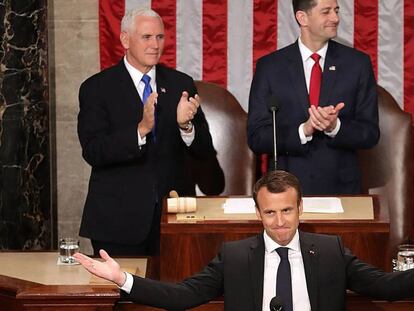 El presidente francés, Emmanuel Macron, recibe la ovación del Congreso. Detrás a la izquierda, el vicepresidente de EEUU, Mike Pence, y el líder del Congreso, Paul Ryan.