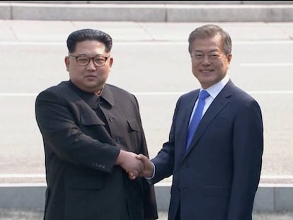 O líder norte-coreano Kim Jong-Un aperta a mão do presidente sul-coreano Moon Jae-in.