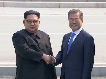 O líder norte-coreano Kim Jong-Un aperta a mão do presidente sul-coreano Moon Jae-in.