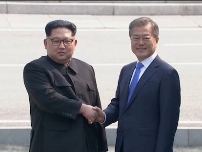 Kim Jong Un estrecha la mano de Moon Jae-in.