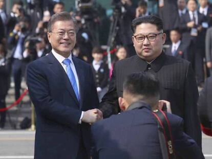 Ceremonia de bienvenida, tras la que Kim Jong-un (derecha) y Moon Jae-in han iniciado su encuentro en la Casa de la Paz de Panmunjom, en la zona desmilitarizada, la primera cumbre de mandatarios coreanos en 11 años.