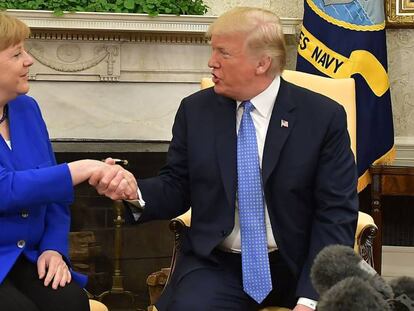 El presidente Donald Trump estrecha la mano de la canciller alemana, Angela Merkel.