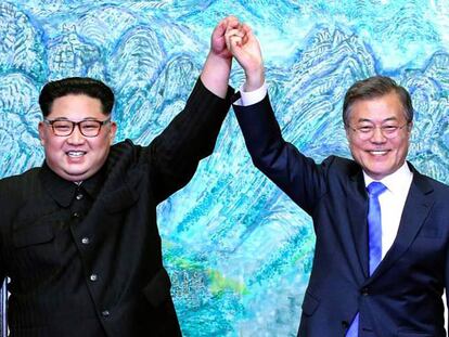 Kim Jong-un y Moon Jae-in en Panmunjom el viernes.