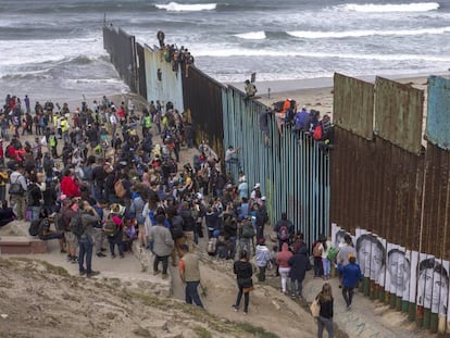 Migrantes centroamericanos, en la valla fronteriza que separa México de Estados Unidos, en Tijuana.
