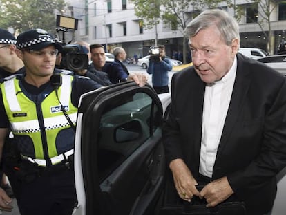 El cardenal George Pell a su llegada a la corte donde será juzgado en Melbourne.