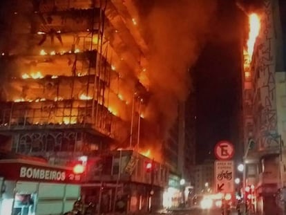El edificio incendiado en São Paulo, poco antes de desplomarse.