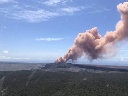 Penacho lanzado este jueves por el volcán Kilauea.