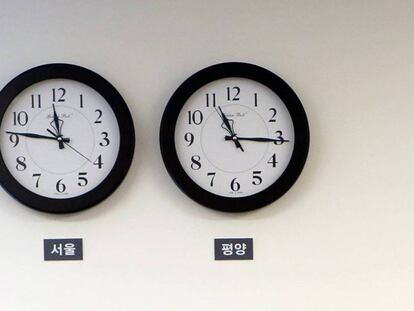 Imagen del pasado 25 de abril de dos relojes, el de la izquierda con la hora de Seúl, el de la derecha, con la de Pyongyang.