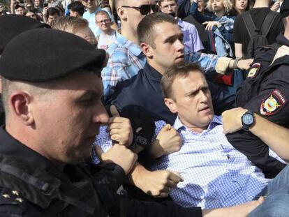 Policías detienen a Alexéi Navalni este sábado en Moscú.