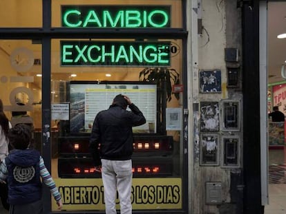 Un hombre mira la pantalla con las cotizaciones de moneda extranjera en una casa de cambios del centro de Buenos Aires.