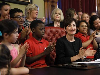 La gobernadora de Iowa, Kim Reynolds (centro) durante la firma de la prohibición del aborto después de la sexta semana. En vídeo, las claves de la ley del aborto de Iowa.