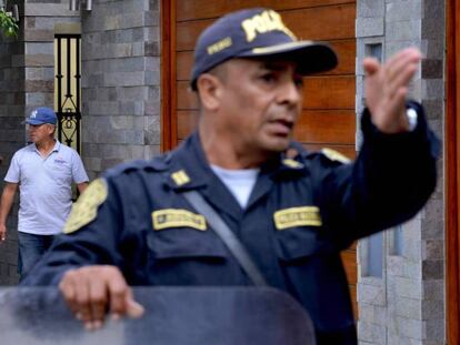 Trabajadores de una empresa de mudanzas en la casa de Ollanta Humala.