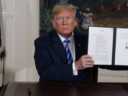 Donald Trump muestra el memorándum firmado tras anunciar que EEUU abandona el pacto nuclear con Irán, este martes.