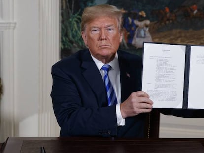 Donald Trump muestra el decreto firmado con el que EEUU abandona el pacto con Irán, este martes.