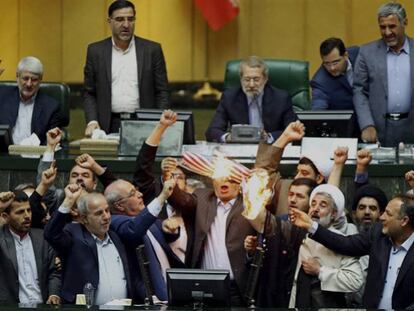 Un grupo de diputados iraníes quema una bandera de EE UU en el Parlamento, este jueves en Teherán.
