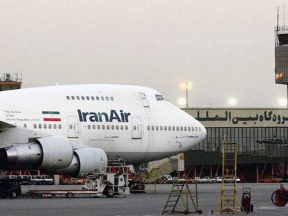 Un B747 de Boeing de la compañía Iran Air en el aeropuerto de Teherán. En vídeo, las advertencias de Trump a Irán.