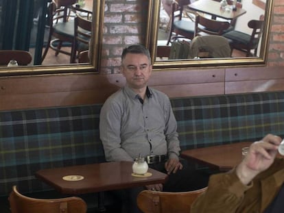 Darko Mladic, en el centro, en un café de Belgrado en abril. En vídeo, perfil de Ratko Mladic.