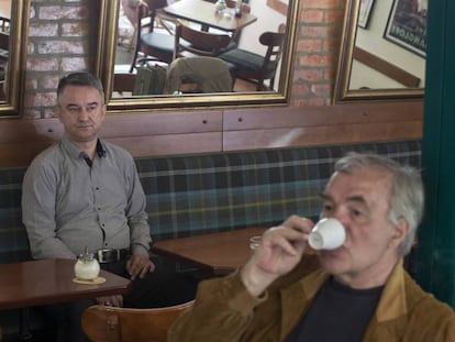 Darko Mladic, en el centro, en un café de Belgrado en abril. En vídeo, perfil de Ratko Mladic.