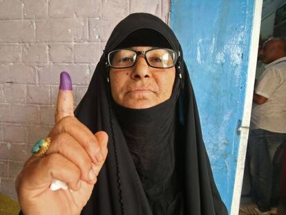 Una iraquí muestra que ha votado este sábado en Basora.