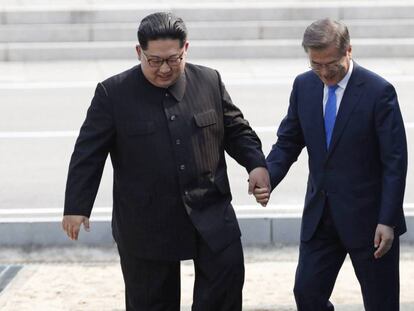 Kim Jong-un y Moon Jae-in durante la histórica cumbre entre las dos Coreas en abril.