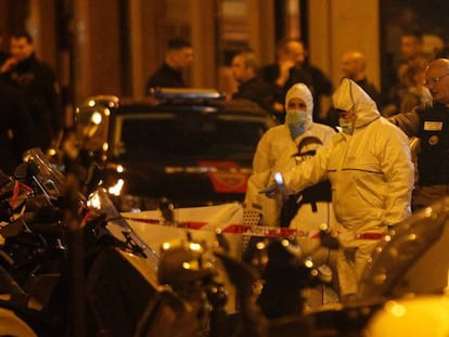 Equipos forenses analizan la zona donde se perpetró un ataque con cuchillo en París.