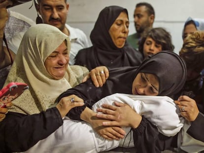 Una palestina abraza este martes a su hija de ocho meses, fallecida en los enfrentamientos con Israel en Gaza.