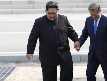 Kim Jong-un y Moon Jae-in durante la histórica cumbre entre las dos Coreas en abril