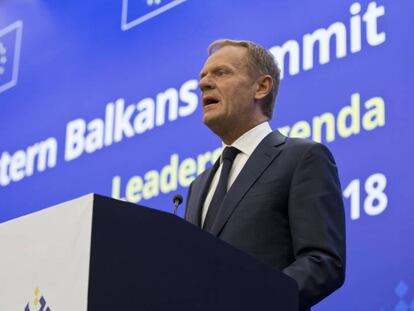 Donald Tusk se dirige a la prensa en Sofía (Bulgaria).