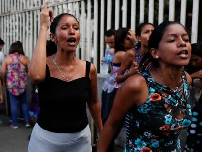 Familiares de algunos de los presos protestas a las afueras del penal, este miércoles en Caracas. En vídeo, declaraciones de la esposa del opositor Daniel Ceballos.
