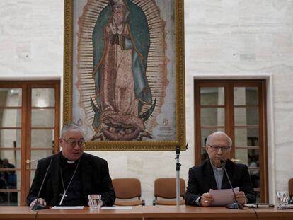 Miembros de la conferencia de obispos de Chile, Luis Fernando Ramos Pérez, a la derecha, y Juan Ignacio González, este viernes en el Vaticano. En vídeo, declaraciones de los obispos el pasado lunes, antes del encuentro con el Papa.