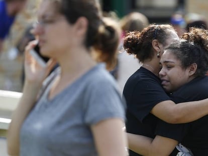 La joven Guadalupe Sanchez es abrazada por su madres después del tiroteo.
