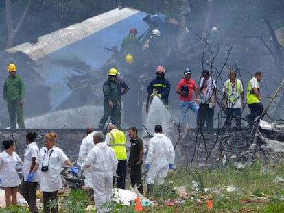 Investigadores analizan la escena donde cayó el avión con más de 100 pasajeros.