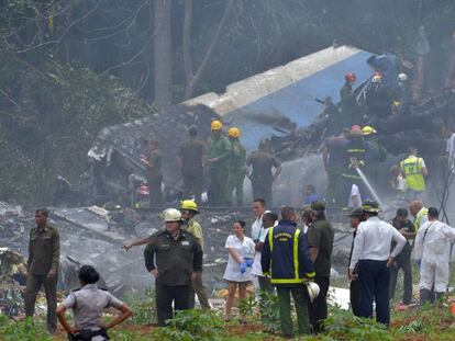 El personal de emergencias trabaja en el avión que este viernes se ha estrellado cerca de La Habana.