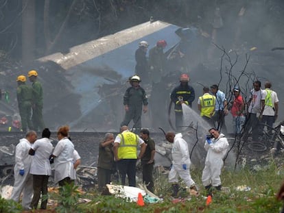 Personal de emergencias trabajan en el lugar donde se ha estrellado un avión de la compañía Cubana de Aviación, en La Habana, Cuba.