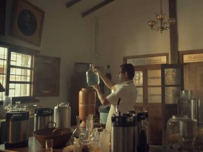 El fundador de la cervecería artesanal Franka, Gonzalo Campero, en la fábrica de Santa Cruz de la Sierra (Bolivia). En vídeo, el anuncio publicitario.