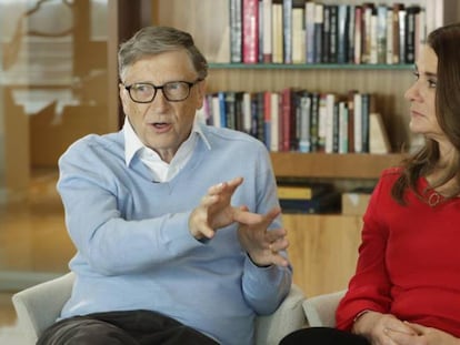 En la imagen, Bill Gates y su esposa Melinda en una entrevista. En el vídeo, Gates habla ante un auditorio.