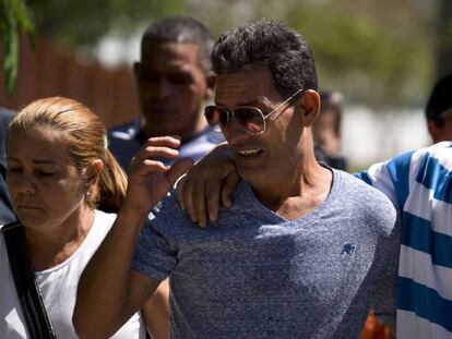 Allegados de las víctimas este sábado en La Habana.