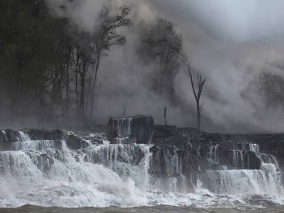 La nube tóxica creada por la erupción del Kilauea cubre la costa de la Gran Isla de Hawái.