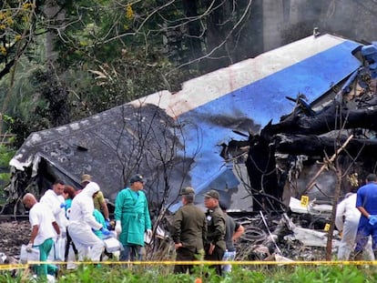 Policías y militares trabajan entre los restos del avión Boeing-737 que se estrelló viernes 18 de mayo de 2018 en La Habana.