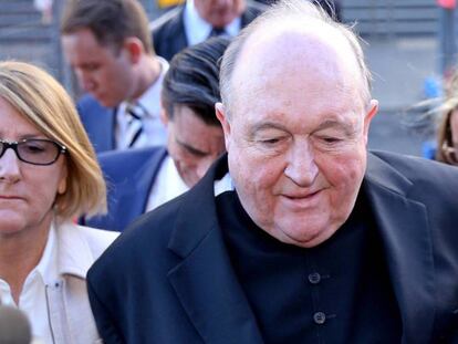 El arzobispo de Adelaida abandona el tribunal de Newcastle (Australia), este martes. PETER LORIMER EFE