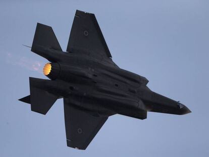 Un caza F-35 israelí, en unas maniobras en diciembre de 2016. En vídeo, declaraciones de Amikam Norkin, de la Fuerza Aérea de Israel.