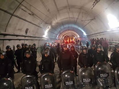 Policías antidisturbios en los túneles del subterráneo de Buenos Aires.