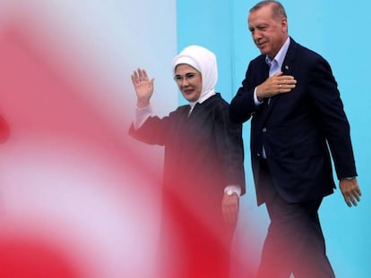 El presidente turco Erdogan y su mujer, Emine, en un acto de campaña en Estambul, este domingo.