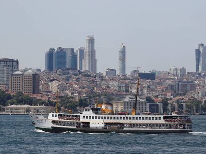Un ferri navega frente a Estambul. En vídeo: Economistas analizan la economía turca de cara a las elecciones.