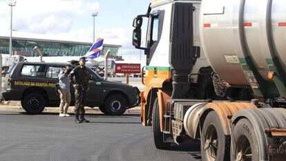 Soldados brasileño vigilan la llegada de camiones-tanque al aeropuerto de Brasilia.