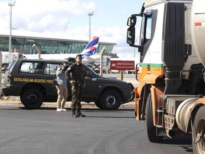 Soldados brasileño vigilan la llegada de camiones-tanque al aeropuerto de Brasilia.