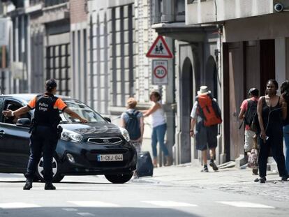 Una policía impide el paso a un vehículo hacia la zona del ataque de hoy en Lieja. En vídeo, las declaraciones del fiscal belga.